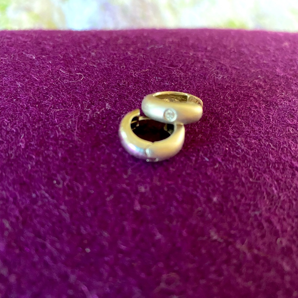 White Gold Huggie earrings. Small diamond .